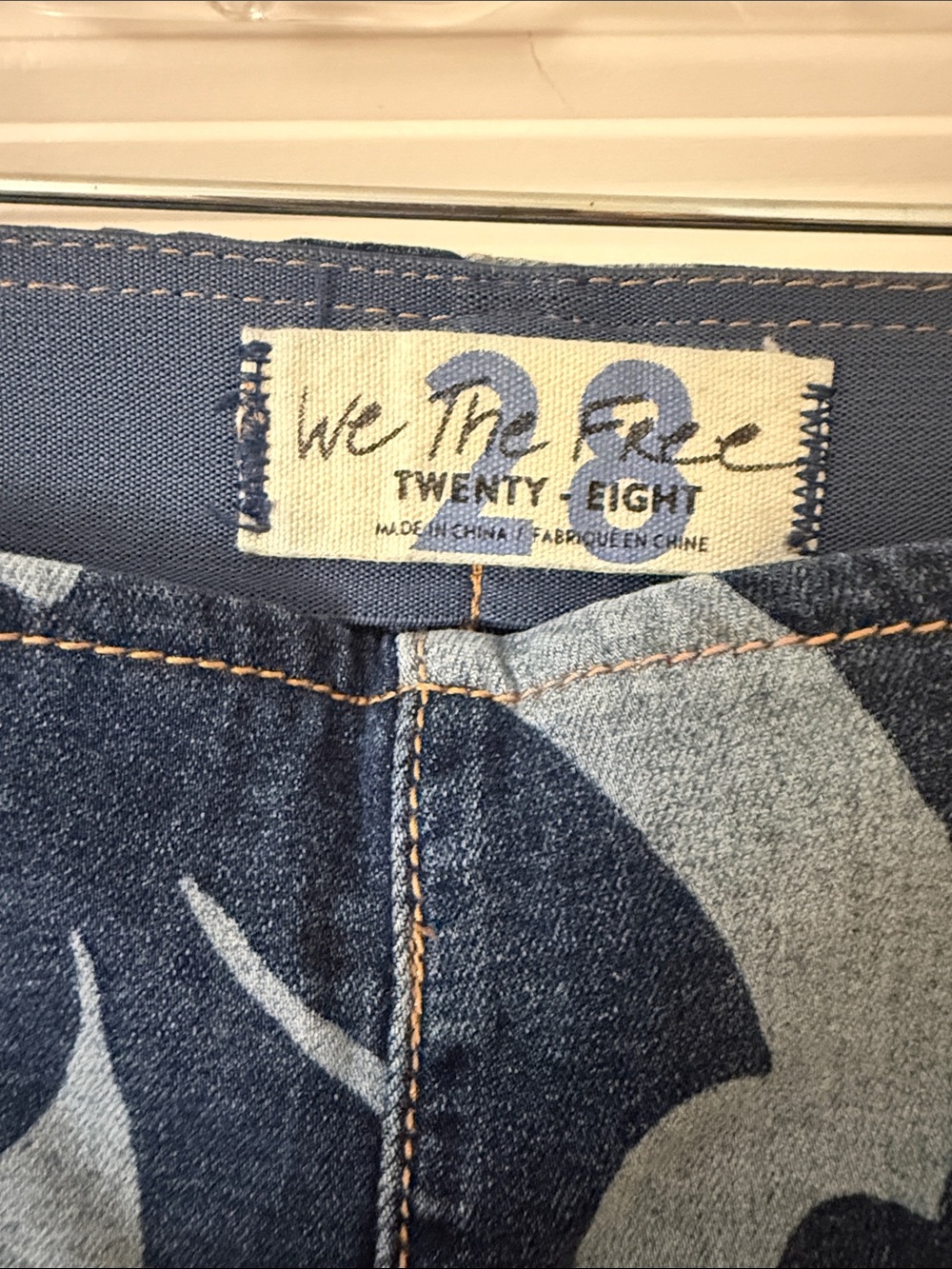 We The Free Blue Floral Patterned Flare Jeans penny pull on Free People size 28 - Picture 2 of 4